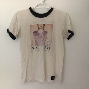 taylor swift 1989 album cover tour tee shirt | S